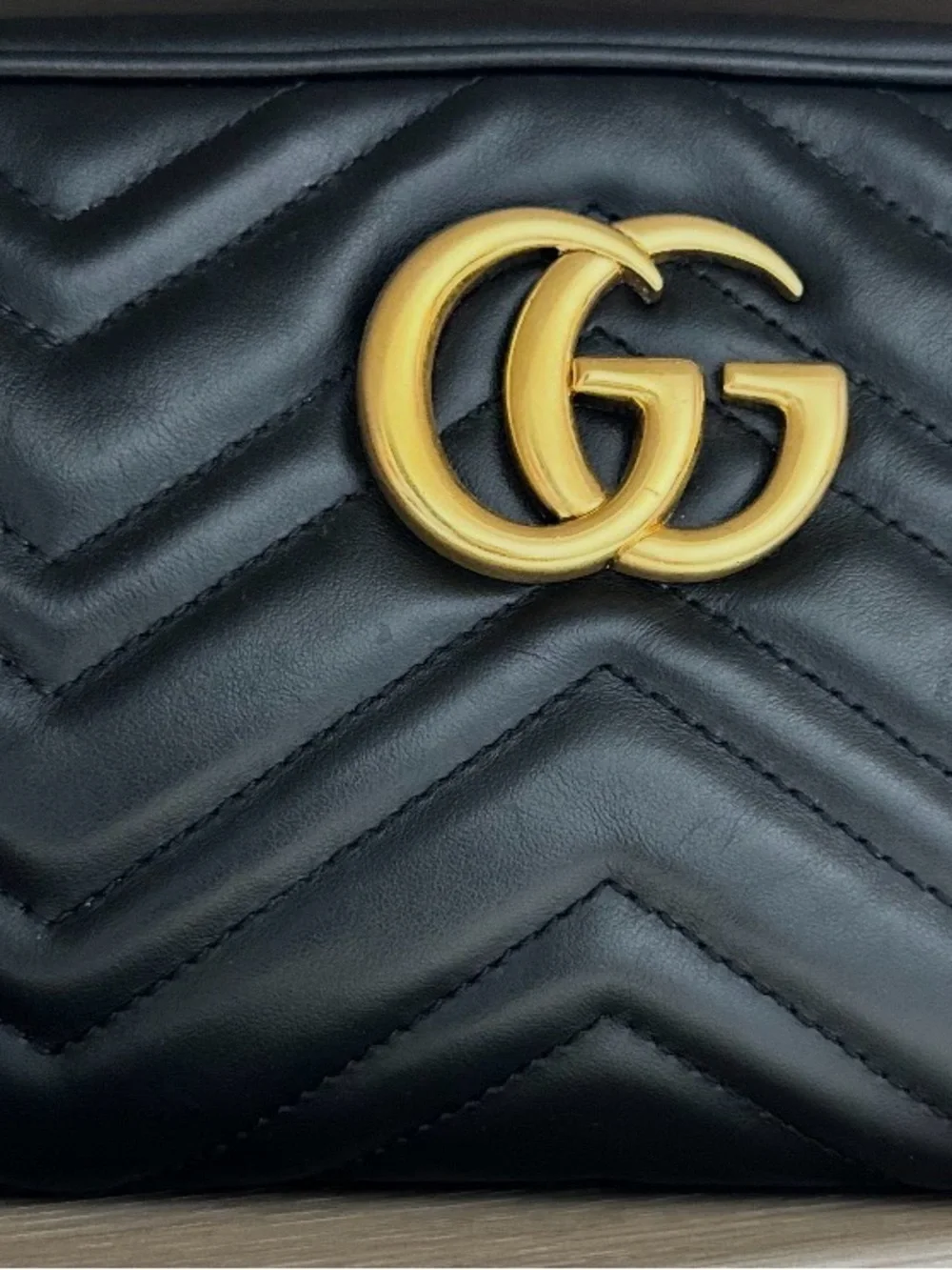 Gucci compact black